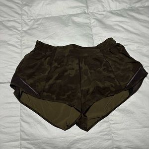 lululemon hotty hot 2.5 shorts